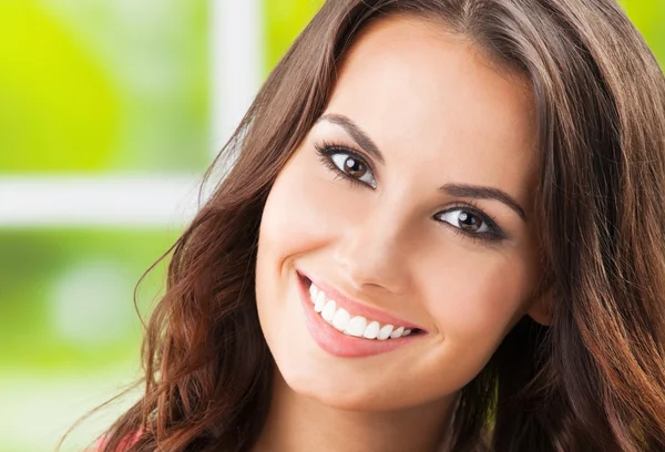 Feliz joven sonriente, al aire libre — Foto de Stock