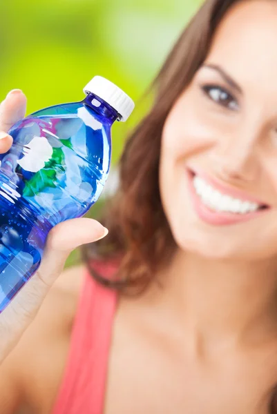 Junge Frau mit Wasser, im Freien — Stockfoto