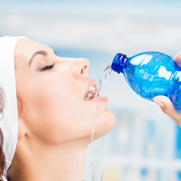 Donna che beve acqua, al fitness club — Foto Stock