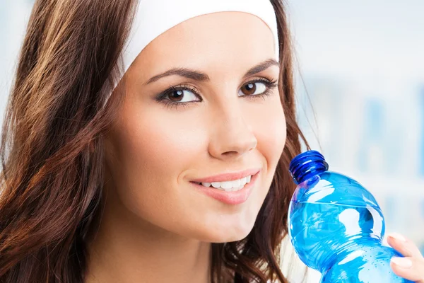 Mujer con botella de agua, en el gimnasio —  Fotos de Stock