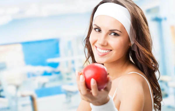 Mujer con manzana, en el gimnasio —  Fotos de Stock