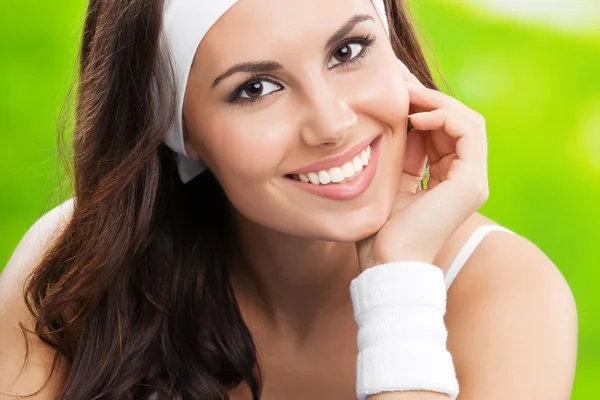 Young woman in fitness wear, outdoors — Stock Photo, Image