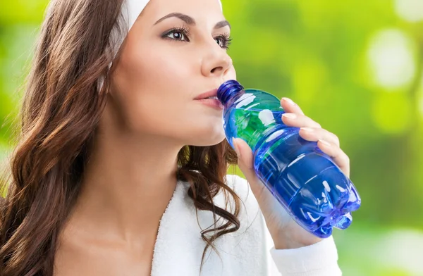 Mujer bebiendo agua, al aire libre — Foto de Stock