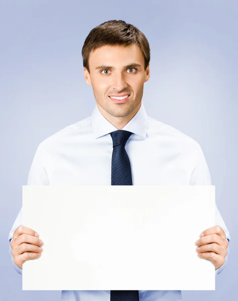 Obchodní muž zobrazeno prázdné vývěsní štít, na fialová — Stock fotografie