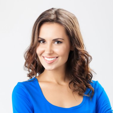 üzerinde gri mutlu gülümseyen genç kadın