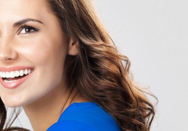 üzerinde gri mutlu gülümseyen genç kadın