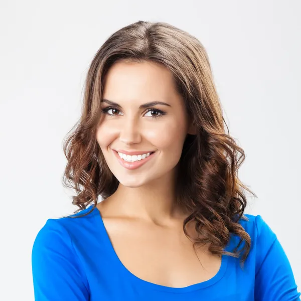 üzerinde gri mutlu gülümseyen genç kadın