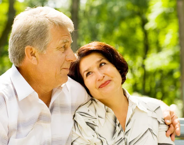 Senior casal feliz abraçando, ao ar livre — Fotografia de Stock