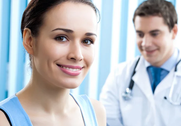 Portret van glimlachen arts en vrouwelijke patiënt — Stockfoto