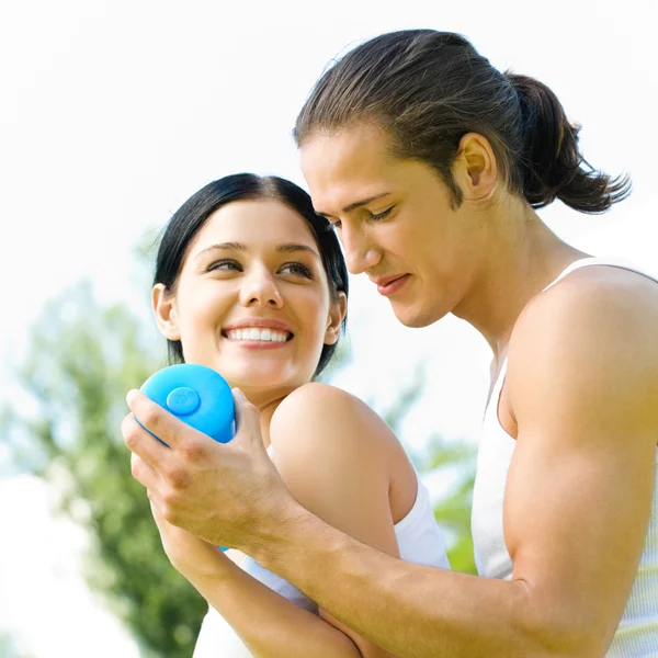 Cheerful couple with dumbbells on workout — Stock Photo, Image