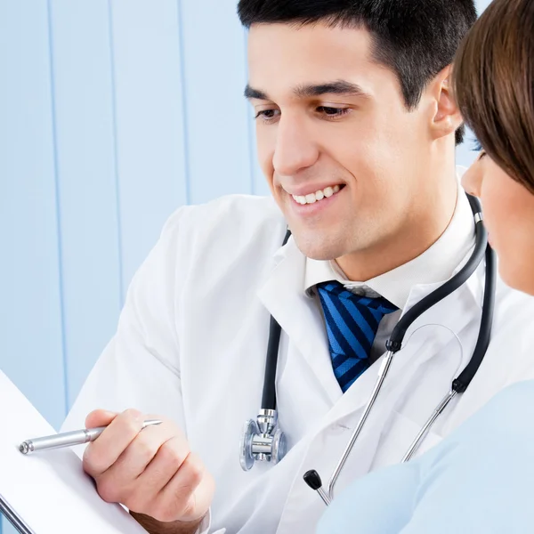 Retrato del médico sonriente y paciente femenino — Foto de Stock