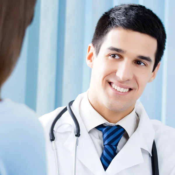 Retrato del médico sonriente y paciente femenino — Foto de Stock