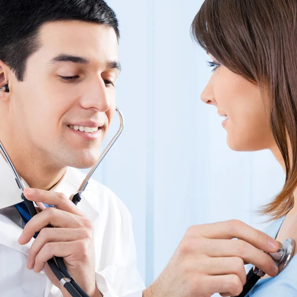 Médico examinando paciente con estetoscopio — Foto de Stock