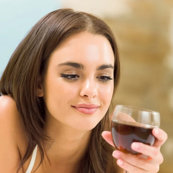 Mujer joven con copa de vino tinto —  Fotos de Stock