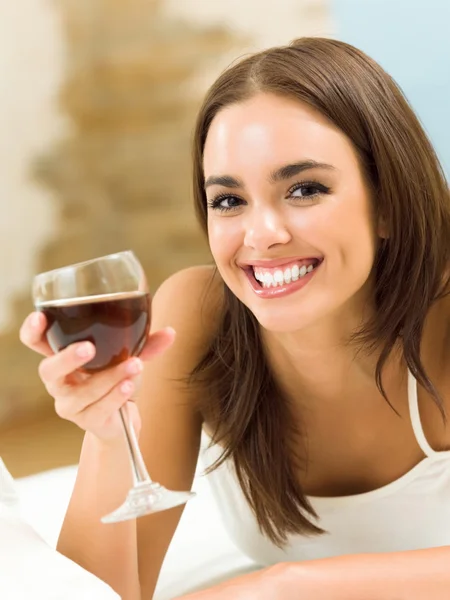 Jeune femme avec un verre de vin rouge — Photo