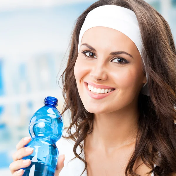 Frau mit Flasche Wasser, im Fitnessclub — Stockfoto