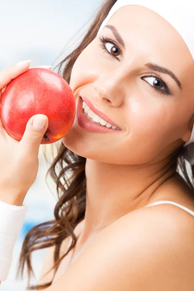 Vrouw met apple, op fitness center — Stockfoto