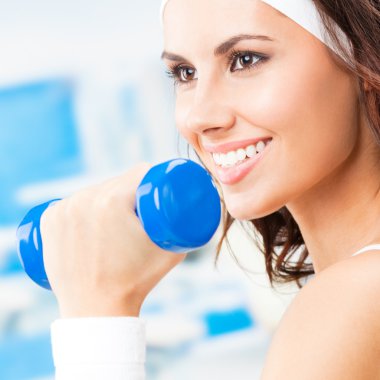 kadın fitness Center dumbbell ile egzersiz