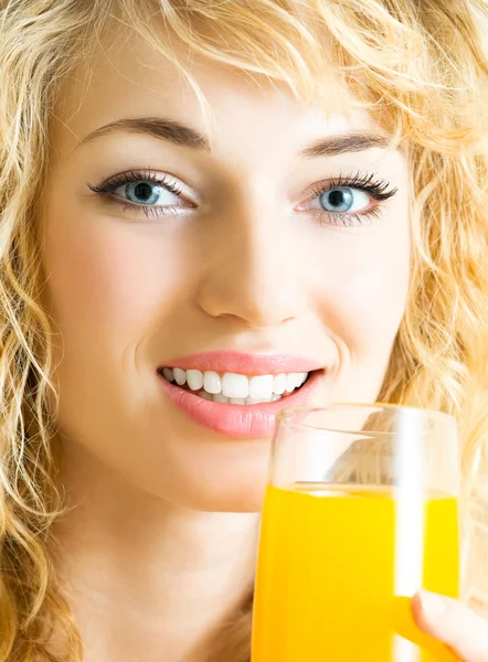 Szczęśliwa kobieta pije sok — Zdjęcie stockowe