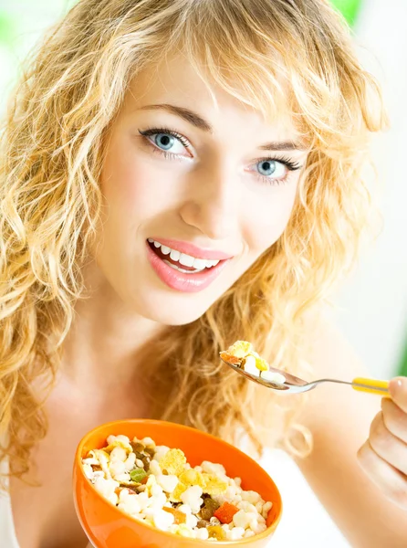 Cheerful woman eating cereal muslin — Stock Photo, Image