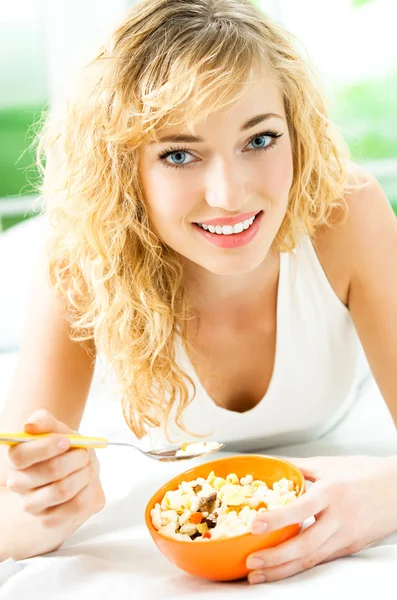 Mujer alegre comiendo muselina de cereal —  Fotos de Stock