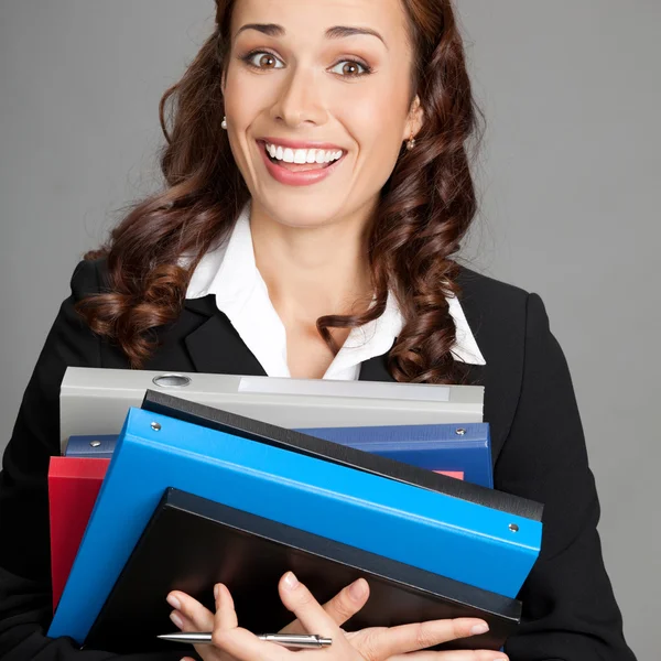Affärskvinna med mappar, på grå — Stockfoto