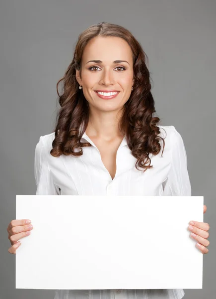 Geschäftsfrau zeigt Schild, über grau — Stockfoto