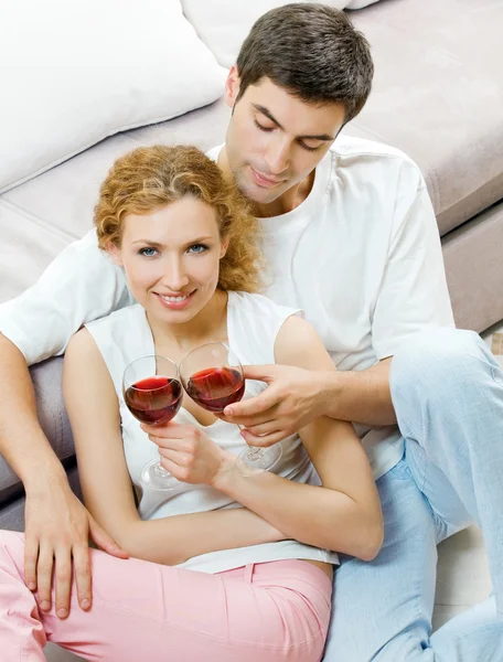 Веселая пара с бокалами красного вина — стоковое фото