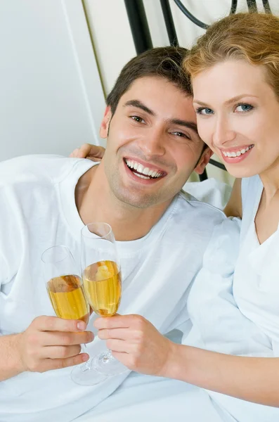 Couple joyeux avec champagne — Photo