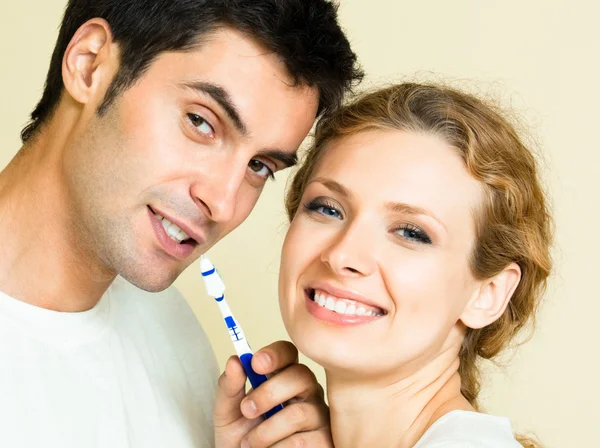 Cheerful young couple cleaning teeth together — Stock Photo, Image