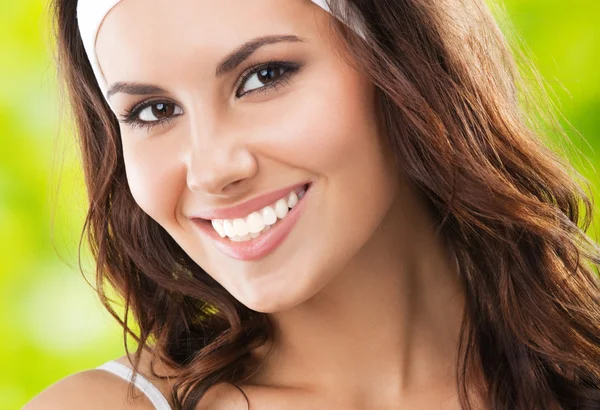 Young woman in fitness wear, outdoors — Stock Photo, Image