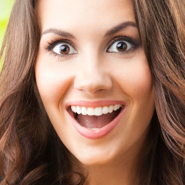 Genç mutlu gülümseyen kadın, açık havada