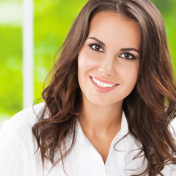 Jeune femme d'affaires souriante et joyeuse au bureau — Photo