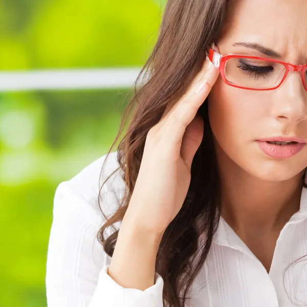Pensando, cansado o enfermo de dolor de cabeza mujer de negocios —  Fotos de Stock