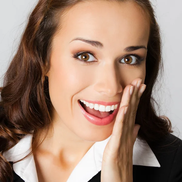 Geschäftsfrau bedeckt Mund, über grau — Stockfoto