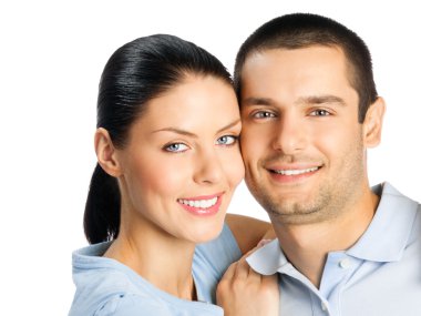 Beyaz arka plan üzerinde izole genç mutlu gülümseyen çift portresi