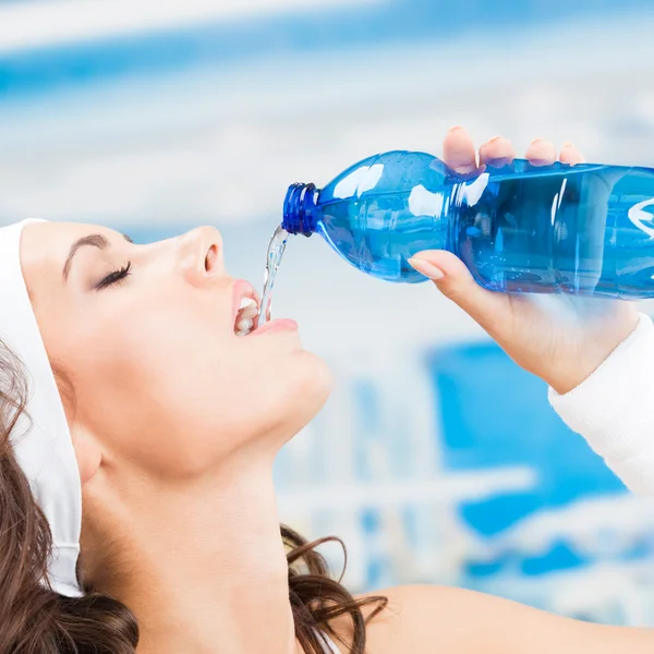 Donna che beve acqua, al fitness club — Foto Stock