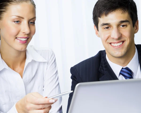 Geschäftsleute im Büro — Stockfoto