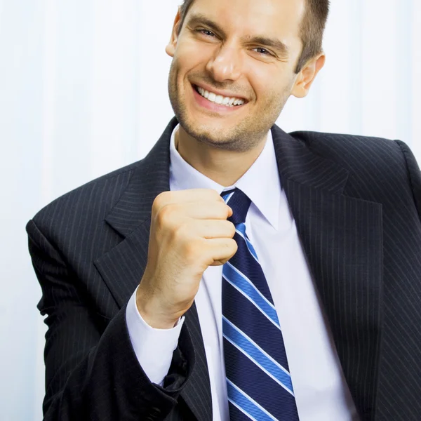 Feliz bem sucedido gesticulando empresário — Fotografia de Stock