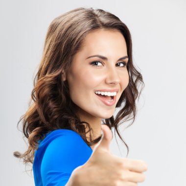 üzerinde gri bir jest yukarı olan kadın