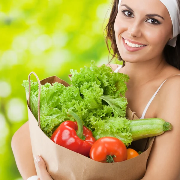 Donna in abbigliamento fitness con cibo vegetariano — Foto Stock