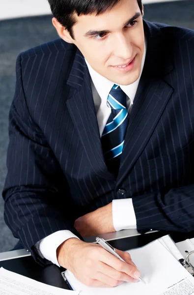 Portrait d'un homme d'affaires souriant travaillant au bureau — Photo