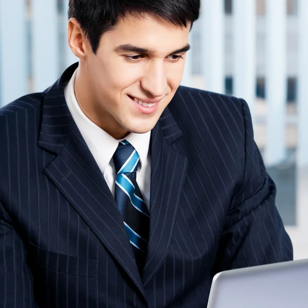 Homme d'affaires travaillant avec un ordinateur portable au bureau — Photo