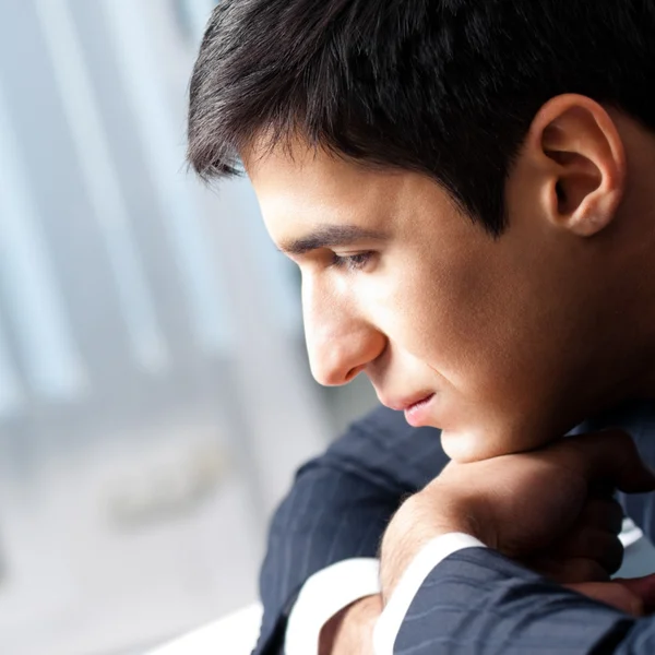 Pensando hombre de negocios en la oficina — Foto de Stock