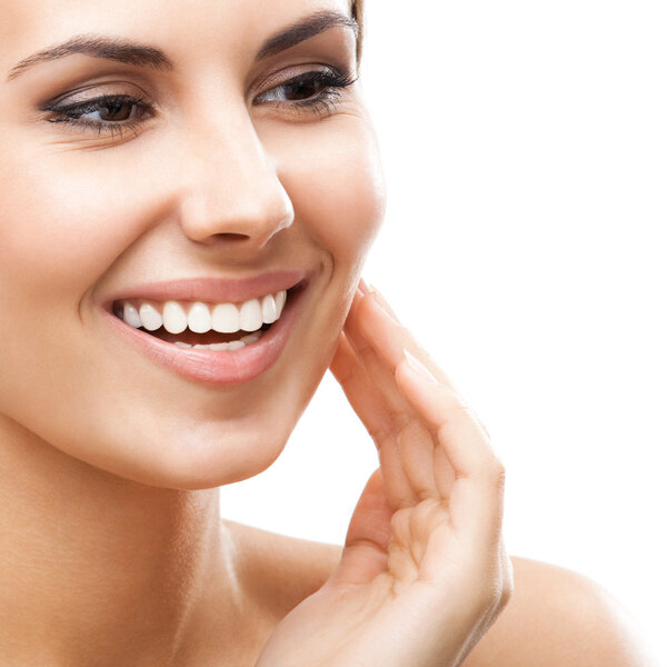 Женщина трогает кожу или наносит крем, изолированный
