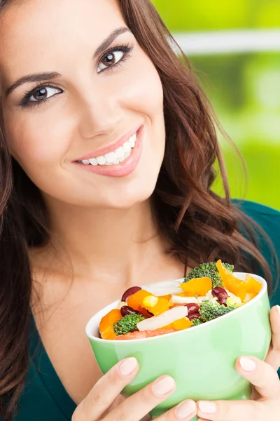 Jonge vrouw met salade, buitenshuis — Stockfoto