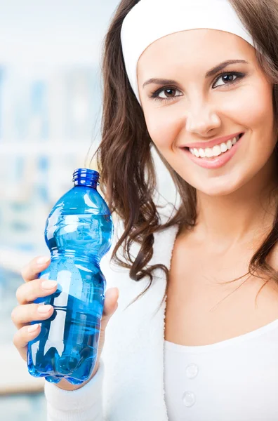 Frau mit Flasche Wasser, im Fitnessclub — Stockfoto