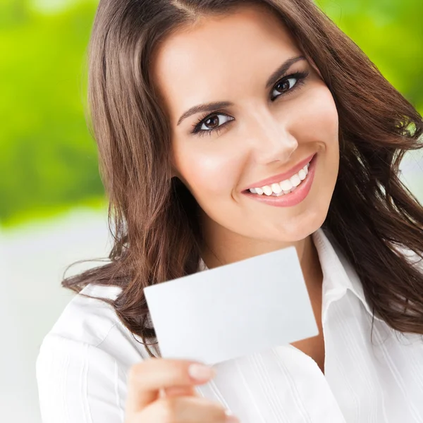 Empresária mostrando cartão de visita em branco — Fotografia de Stock