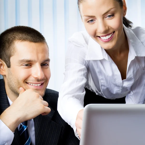 Empresarios trabajando en la oficina — Foto de Stock