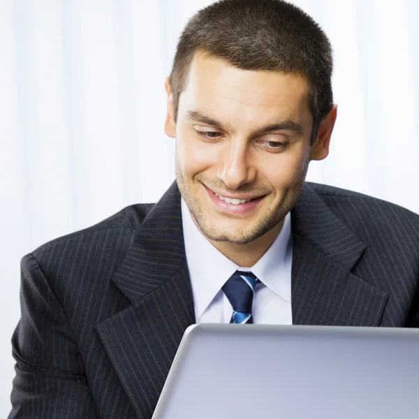 Empresário sorridente trabalhando com laptop — Fotografia de Stock